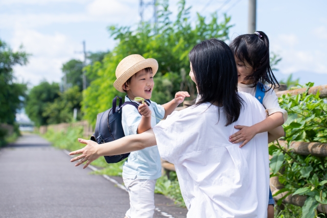 子どもとハグ　「おかえり」