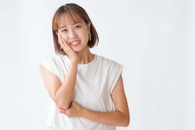 片腕で悩んでいる　明るい女性