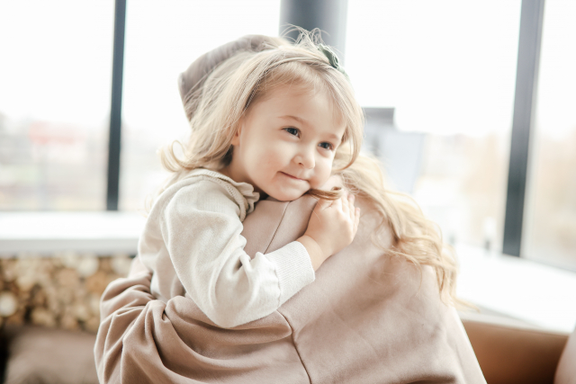 親子ハグ 子ども笑顔
