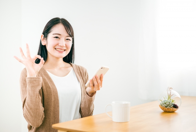 スマホで副業 笑顔の女性 OKマーク 自信