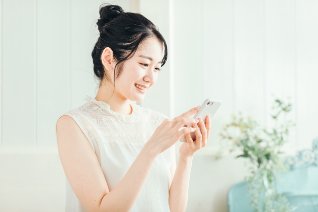 スマホで副業する 女性 笑顔