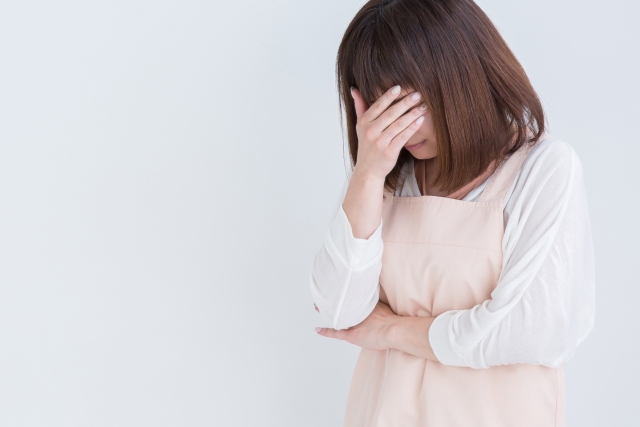 悩んで顔を隠す　保育士