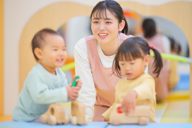 小規模保育園　保育士とこども　遊ぶ