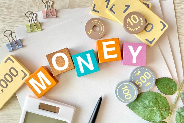 MONEY文字の積み木やお金