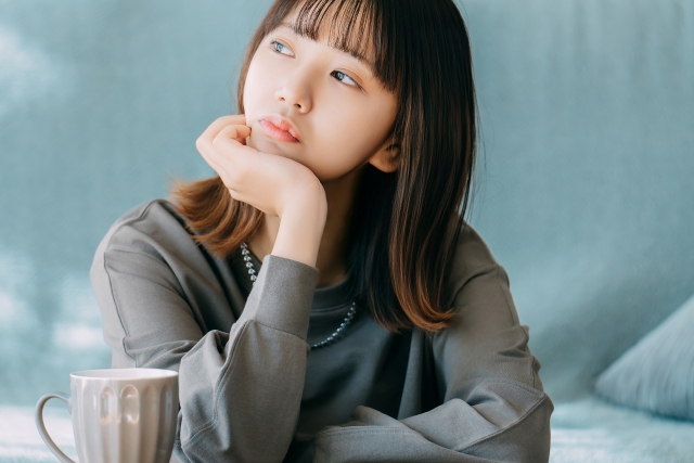 ぼーっと考える女性