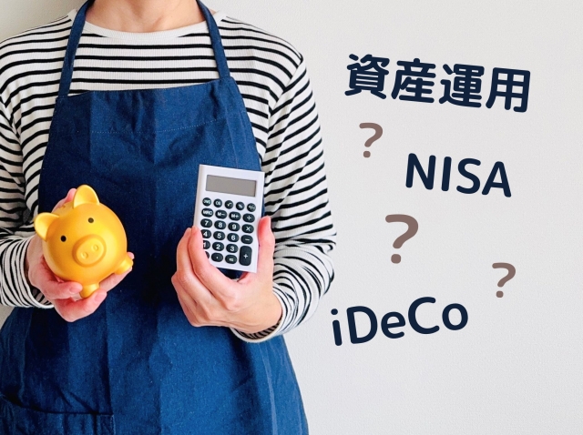 資産運用・NISA・iDeCoの文字とエプロン姿の女性　手には豚の貯金箱と電卓