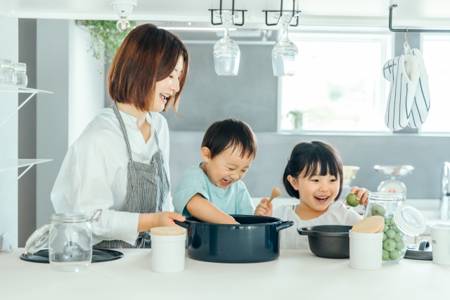 子どもとの時間　一緒にキッチンで料理する親子