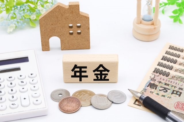 年金文字積み木・電卓やお金・砂時計・家の置物