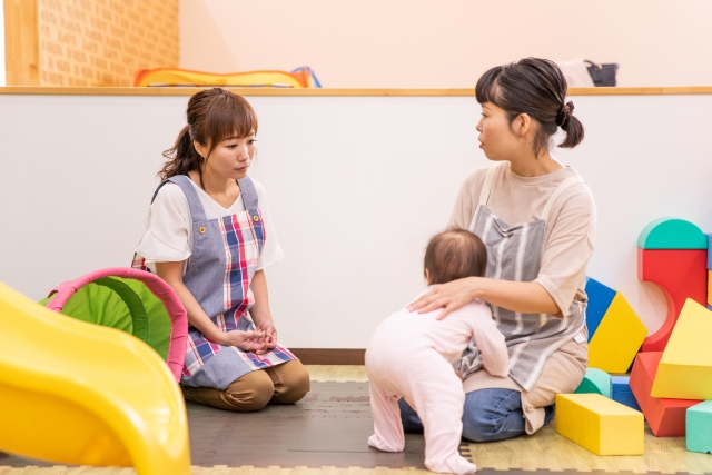 子育て支援センター 働く保育士と赤ちゃん