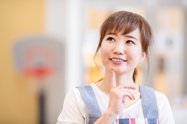 笑顔で考える保育士